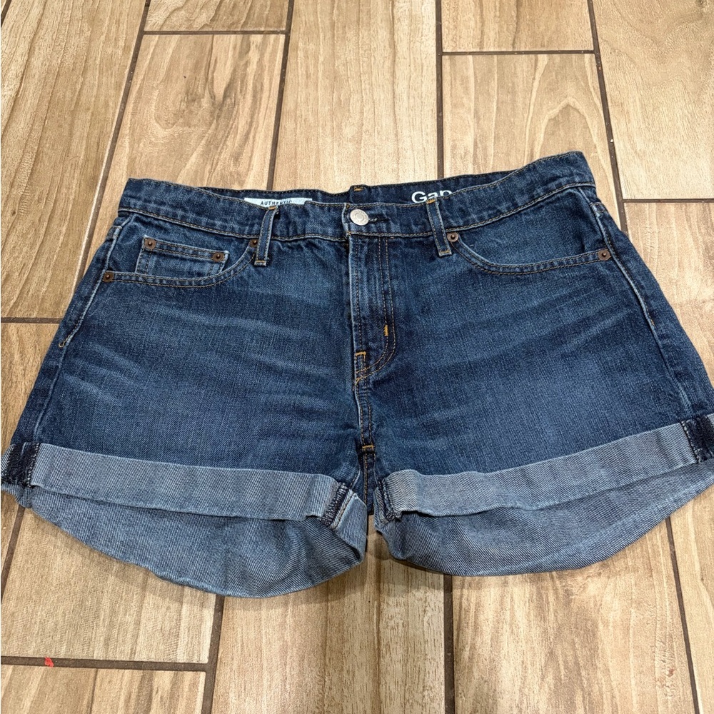 Women’s GAP blue denim shorts best girlfriend shirt  good condition Size 28